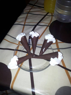 Una foto de Conos de chocolate con nata