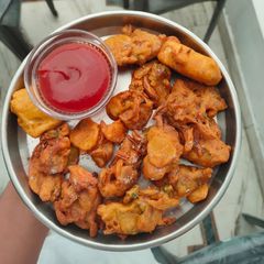 A picture of Kanda bhajiya.