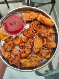A picture of Kanda bhajiya.