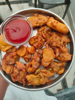A picture of Kanda bhajiya.