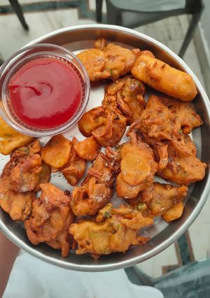 A picture of Kanda bhajiya.