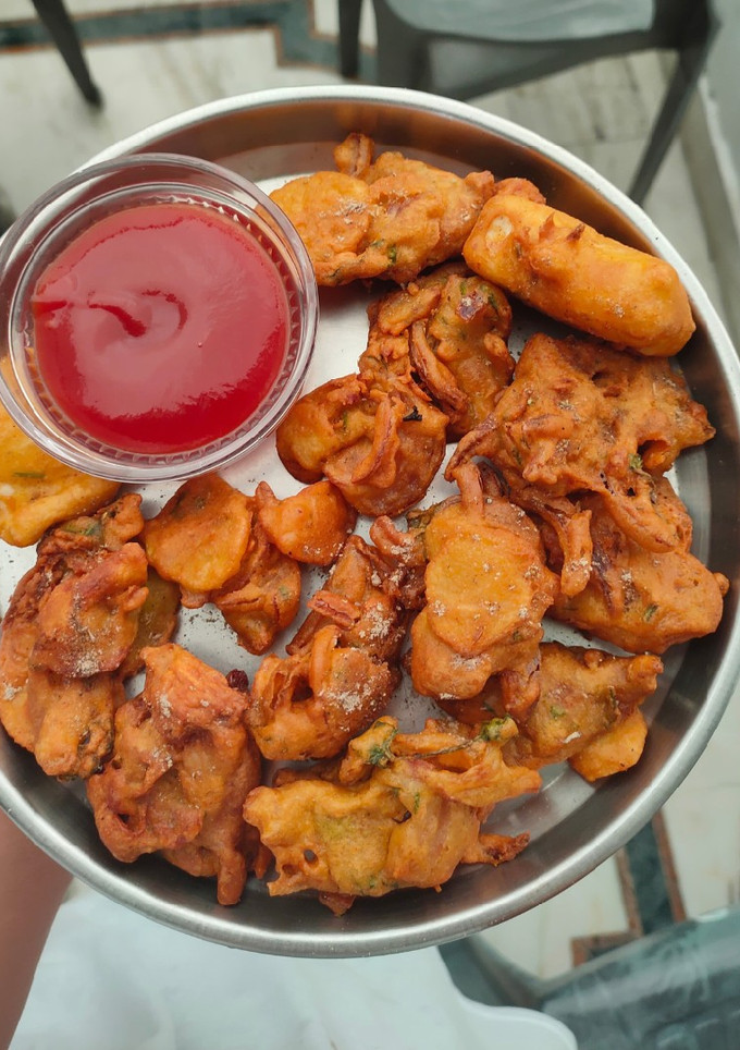 A picture of Kanda bhajiya.