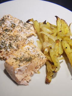 Una foto de Salmón al horno con patatas y cebolla