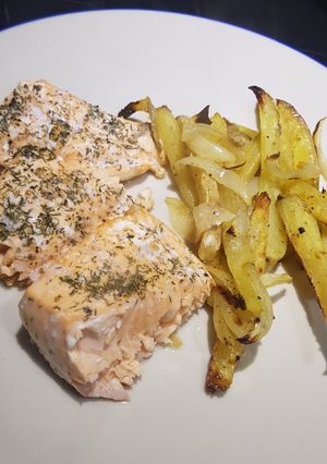 Foto principal de Salmón al horno con patatas y cebolla
