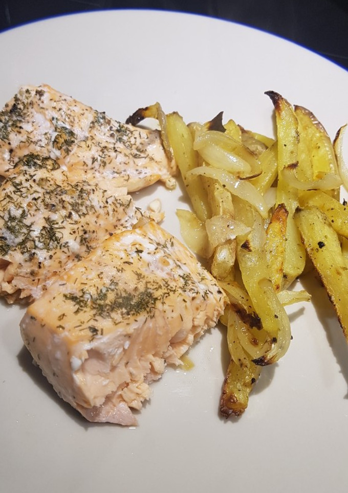 Una foto de Salmón al horno con patatas y cebolla