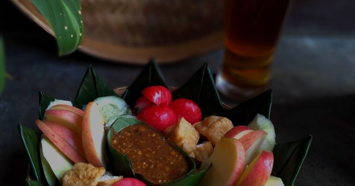 Tumpeng rujak buah