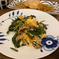 A picture of Stir fried eggs and Chinese chives.
