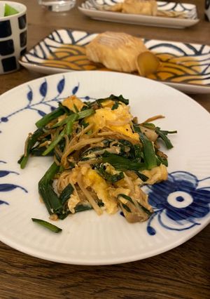 A picture of Stir fried eggs and Chinese chives.