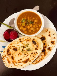 कढ़ाई छोले और बटर नान (Kadai chole aur butter naan recipe in Hindi) रेसिपी मुख्य फोटो