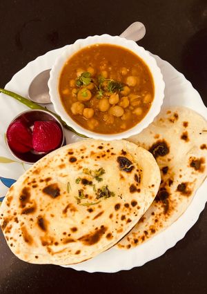 कढ़ाई छोले और बटर नान (Kadai chole aur butter naan recipe in Hindi) रेसिपी मुख्य फोटो
