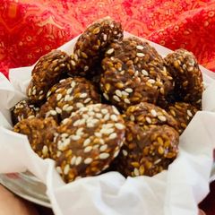A picture of Sesame seeds rock candy.