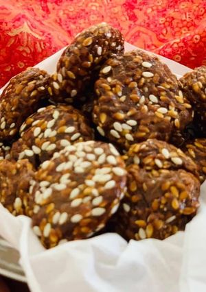 A picture of Sesame seeds rock candy.