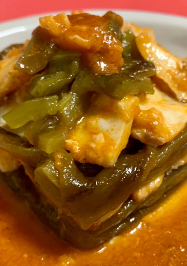 Una foto de Milhojas de pimientos y bacalao con tomate