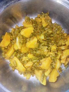 आलू बींस की सब्जी(aloo beans ki sabzi recipe in hindi) रेसिपी मुख्य फोटो