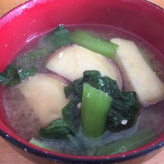 A picture of Miso soup with ginger.