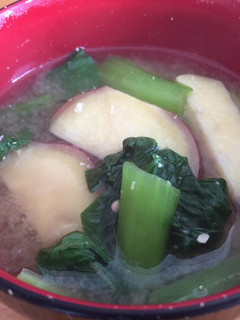A picture of Miso soup with ginger.