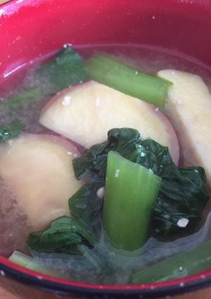 A picture of Miso soup with ginger.