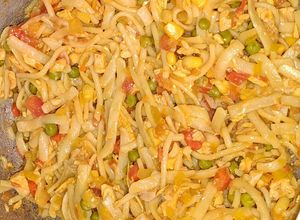 Una foto de Espaguetis con pollo y alberja verde