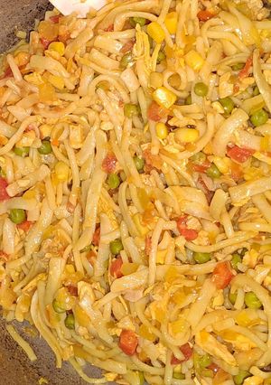 Una foto de Espaguetis con pollo y alberja verde