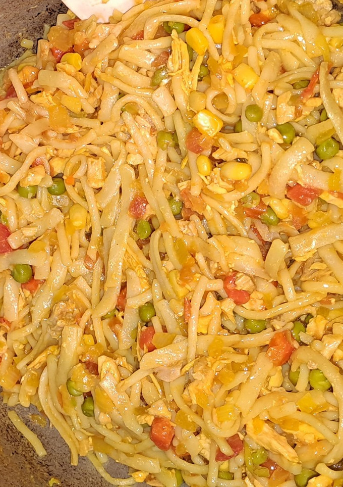 Una foto de Espaguetis con pollo y alberja verde