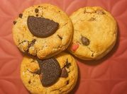 Une photo de cookies fourrés