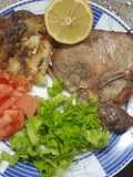Tortilla de papas con hierbas aromáticas. Chuletas de cerdo