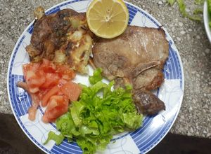 Una foto de Tortilla de papas con hierbas aromáticas. Chuletas de cerdo