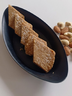 સુખડી (sukhdi recipe in Gujarati) રેસીપી મુખ્ય ફોટો