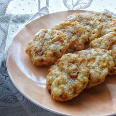 A picture of Cireng Ayam / Fried Chicken and Tapioca Cakes.