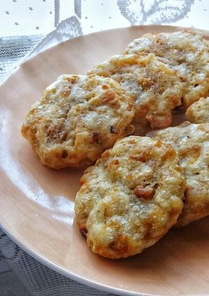 A picture of Cireng Ayam / Fried Chicken and Tapioca Cakes.
