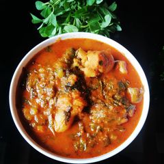 A picture of Dhaba style methi chicken gravy.