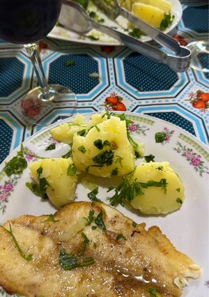 Una foto de Lenguado con papas, limón y manteca
