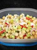 Ensalada de garbanzos con atún, pencas de apio y guindilla
