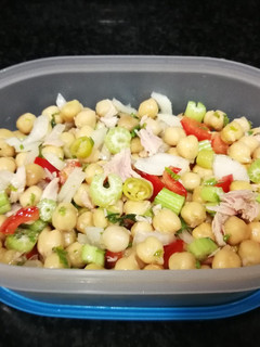 Una foto de Ensalada de garbanzos con atún, pencas de apio y guindilla