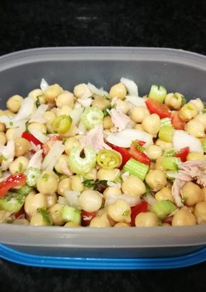Una foto de Ensalada de garbanzos con atún, pencas de apio y guindilla