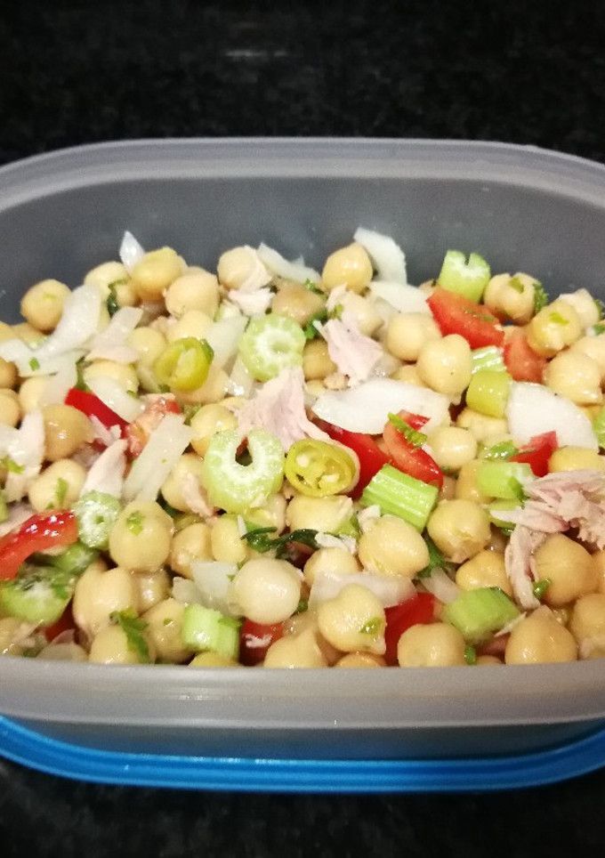 Una foto de Ensalada de garbanzos con atún, pencas de apio y guindilla