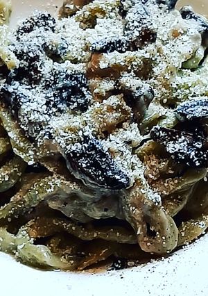 O poză a rețetei Carbonara cu tăiței de mărar și ciuperci brune.