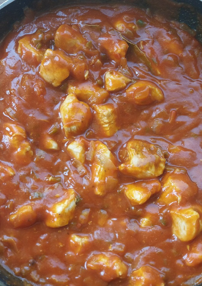 Una foto de Pollo con tomate