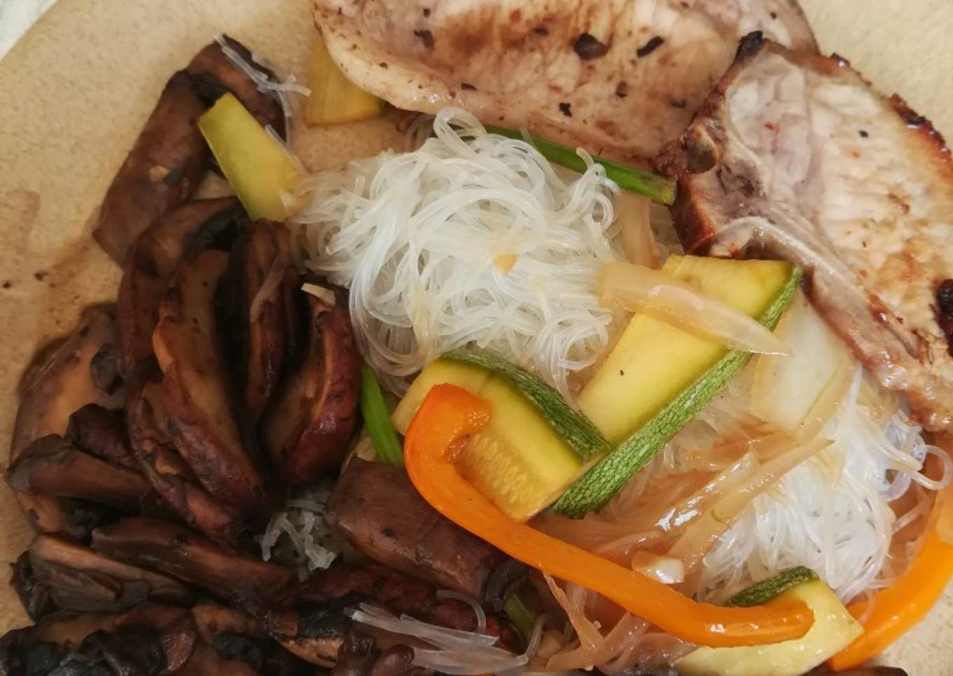 Rica combinación de carne, verduras y fideos de arroz