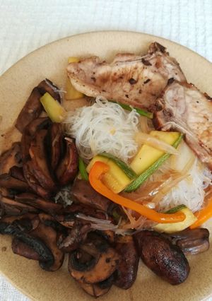 Una foto de Rica combinación de carne, verduras y fideos de arroz