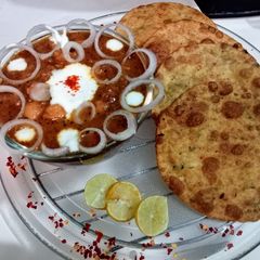A picture of Dahi Chana with Khasta Peethi Pooris.