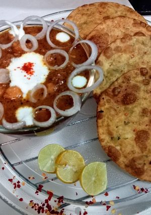 A picture of Dahi Chana with Khasta Peethi Pooris.