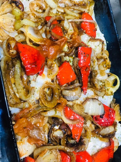 Una foto de Merluza a la soja con colchón de papas y verduras 🧅🍅🧄🐠