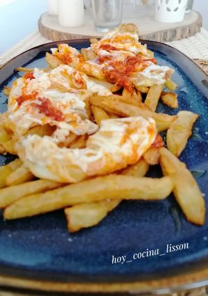 Una foto de Huevos rotos con sobrasada y miel