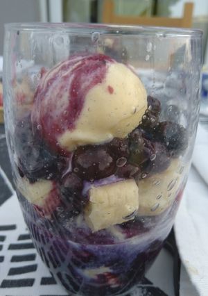 Une photo de Dessert banane myrtille