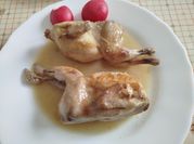 Una foto de codornices en salsa