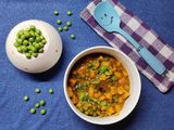 બટાકા વટાણા નું શાક (Bataka Vatana Shak Recipe In Gujarati)