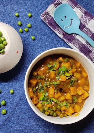 બટાકા વટાણા નું શાક (Bataka Vatana Shak Recipe In Gujarati) રેસીપી મુખ્ય ફોટો