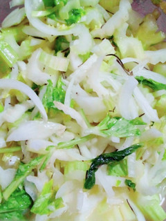 Una foto de Ensalada fresca de Apio y cebolla 😍