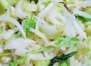 Una foto de Ensalada fresca de Apio y cebolla 😍